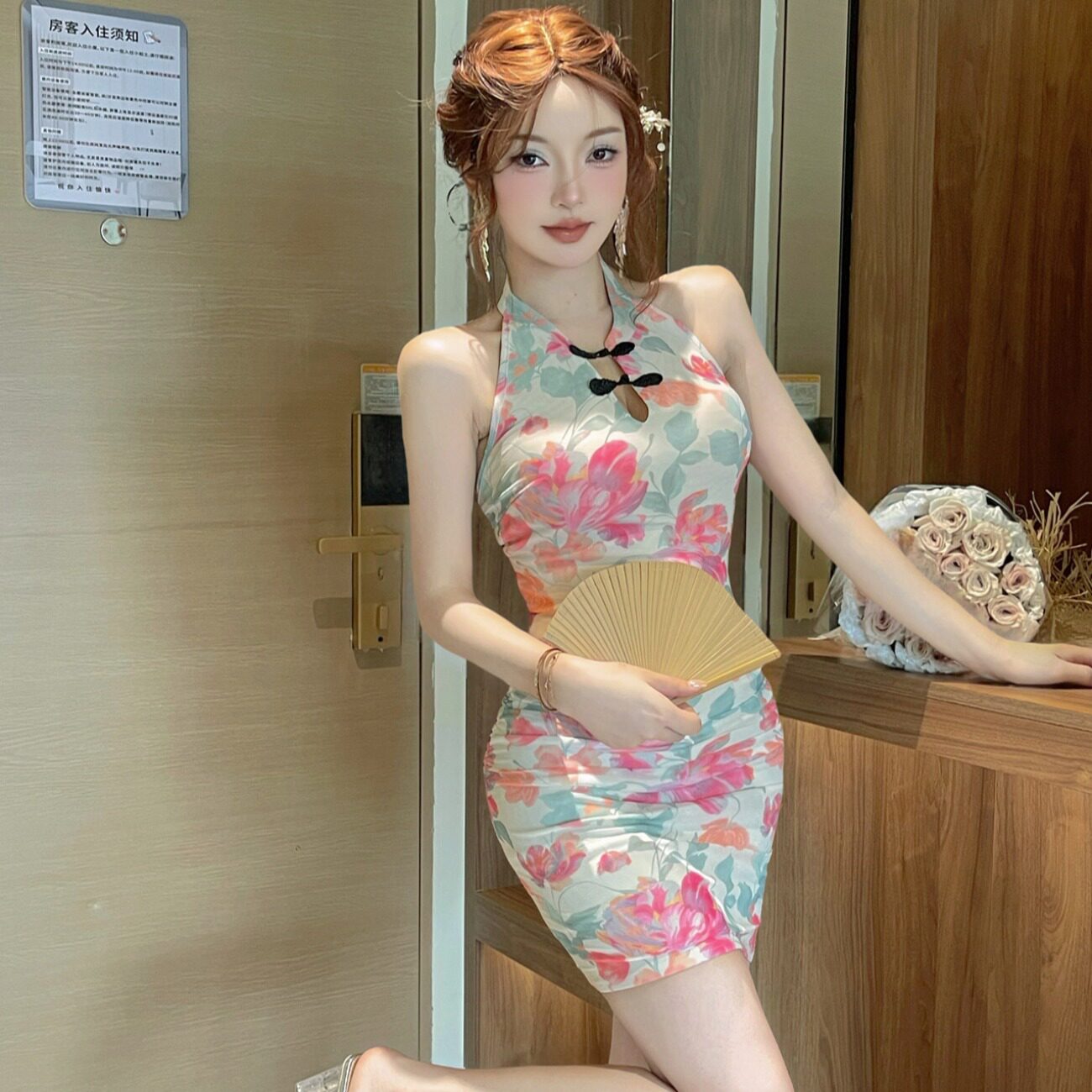 新中式印花减龄年轻短款改良旗袍女性感修身包臀挂脖连衣裙技师服