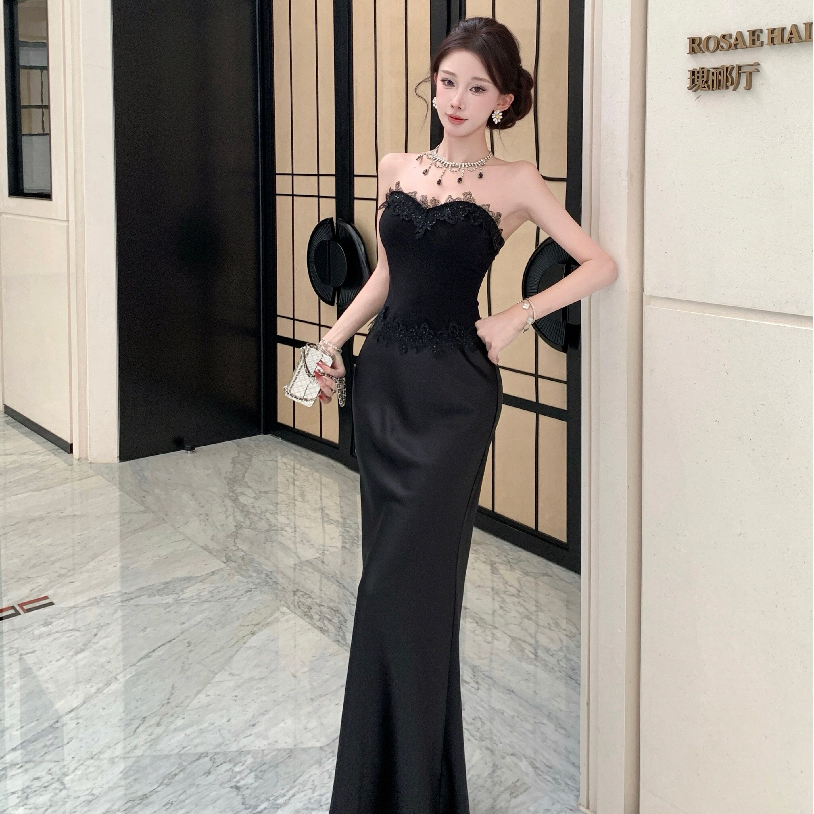 高级感黑色蕾丝拼接缎面鱼尾抹胸礼服长裙气质名媛风主持人连衣裙