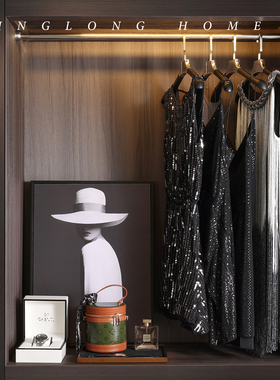 轻奢简约绿色样板房衣帽间衣柜服饰妆台组合摆件晚宴礼服软装展厅