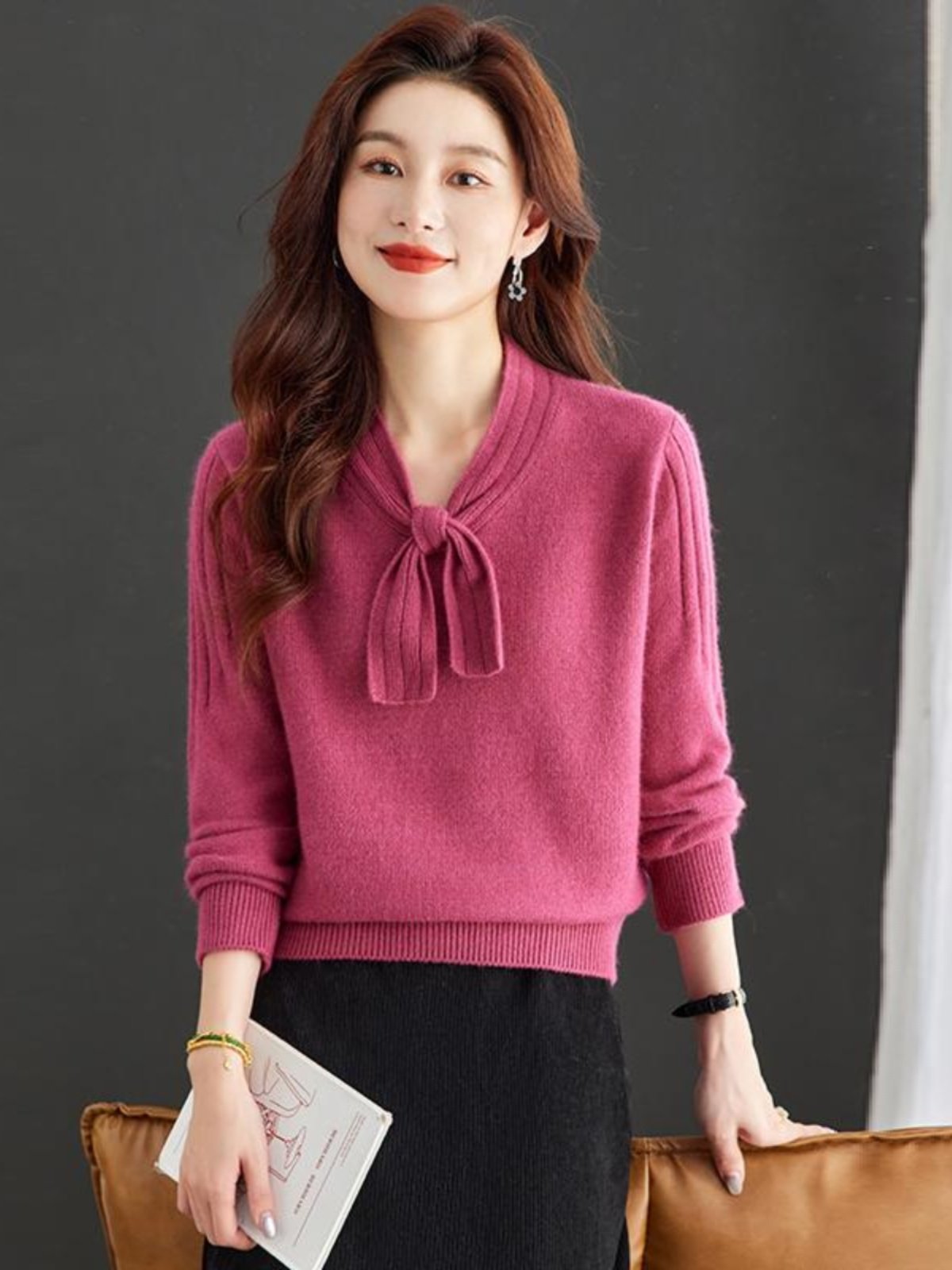 别致美观秋冬女式领结针织品，柔和柔软的蜡坑条长袖亮色真丝针织