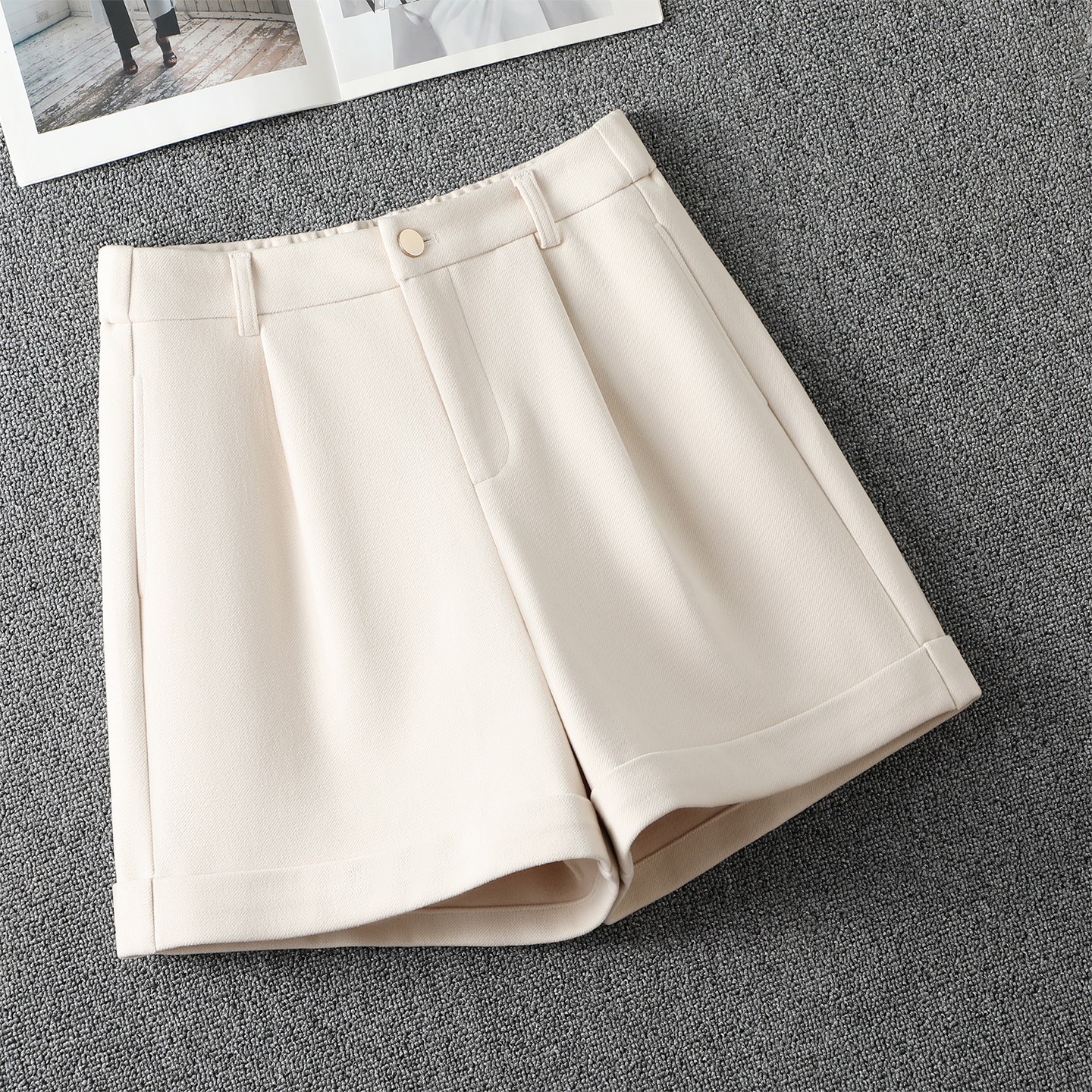 米色西装毛呢短裤女秋冬季2025新款高腰显瘦a字热裤休闲打底靴裤
