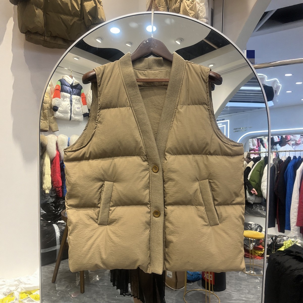 秋冬深V领羽绒服女马甲背心坎肩短款白鸭绒保暖外套无袖设计欧版