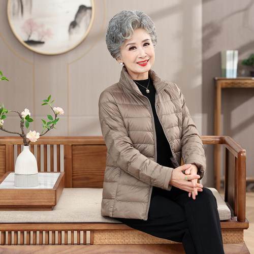 中老年人轻薄短款羽绒服