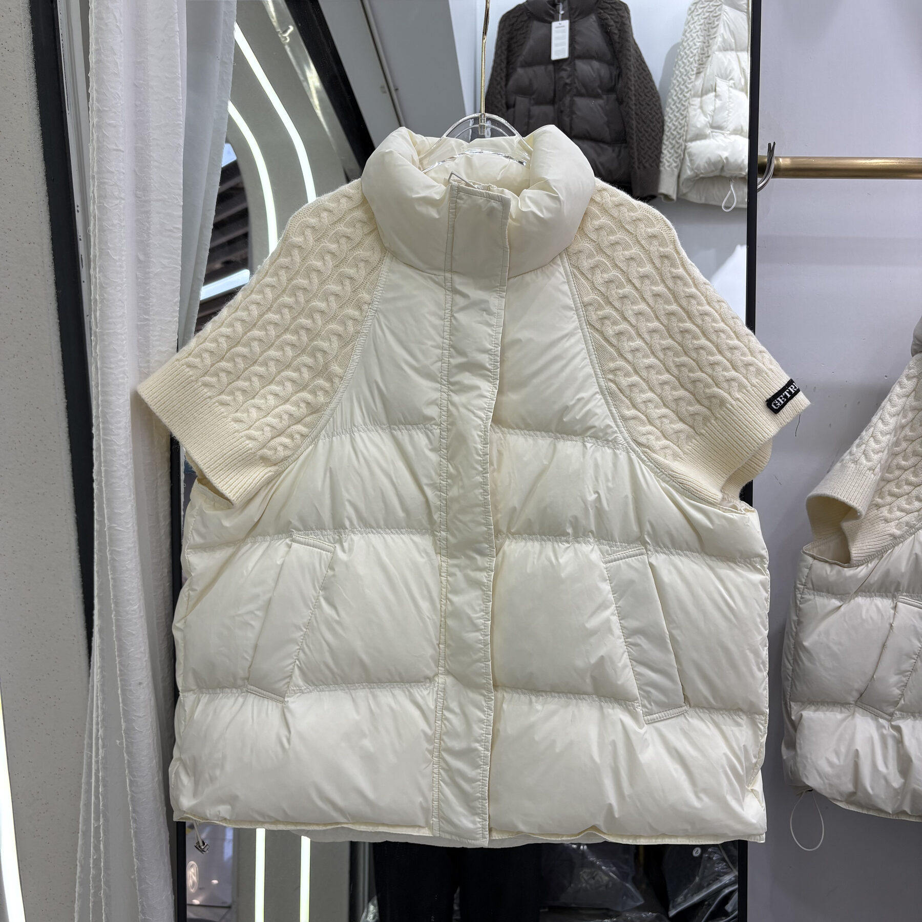 秋冬韩版宽松立领羽绒服马甲女短款保暖背心坎肩外套针织肩拼接