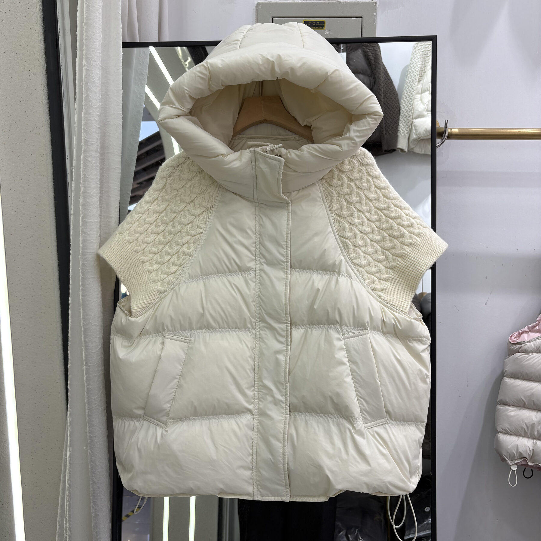 秋冬韩版宽松连帽羽绒服马甲女短款保暖背心坎肩外套针织肩拼接