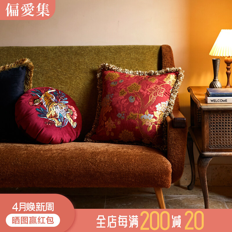 偏爱集绣花抱枕美式客厅中式沙发靠垫高级感轻奢红色圆抱枕套