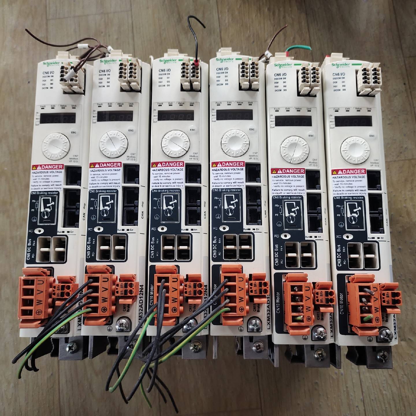 配件驱动器lxm32ad12n4议价