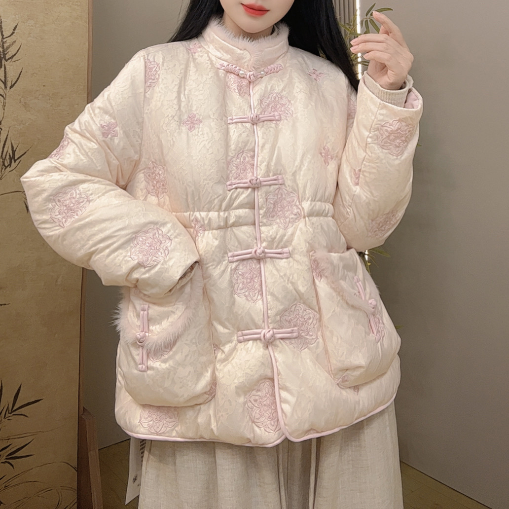 9925定制款原创设计羽绒服立领盘扣精致穿搭对劲款重工刺绣羽绒服