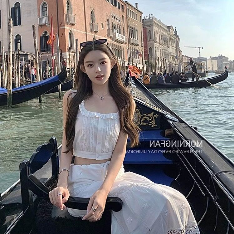 茶歇白色连衣裙+宽肩带/挂脖系带上衣+短裤+长半裙女夏