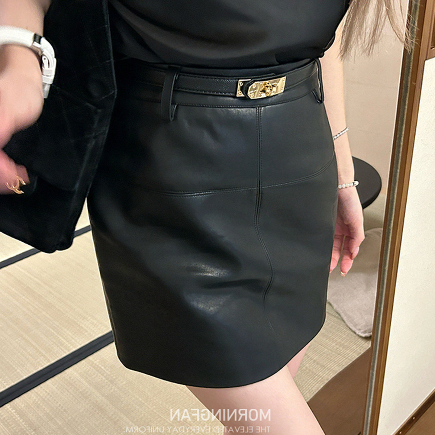 「人间扳手」姐感气质U领缎面背心皮半裙套装女
