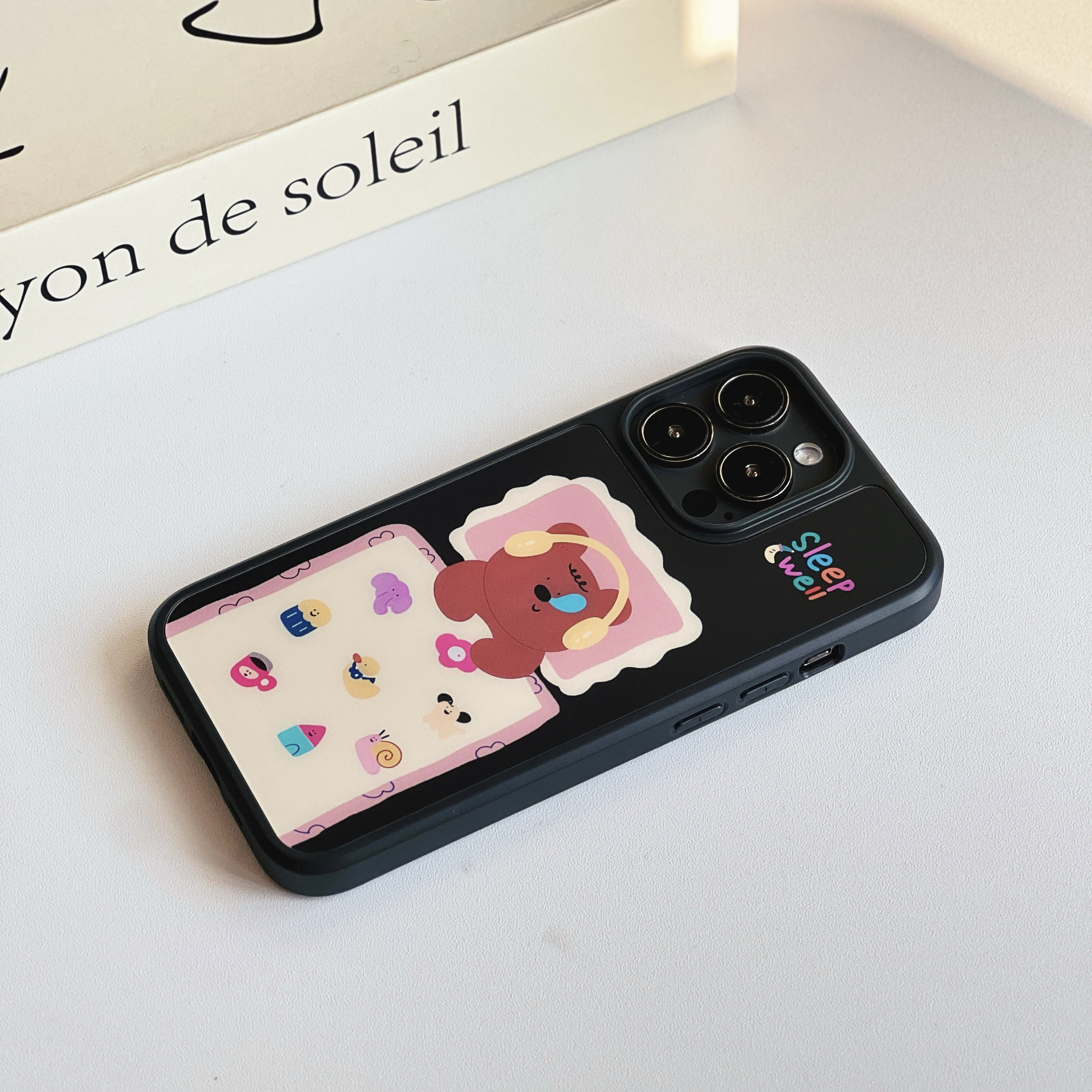 小众可爱睡眠熊熊黑框磨砂磁吸手机壳适用苹果iPhone17promax手机壳16pro玻璃手机壳14pro全包13ins15