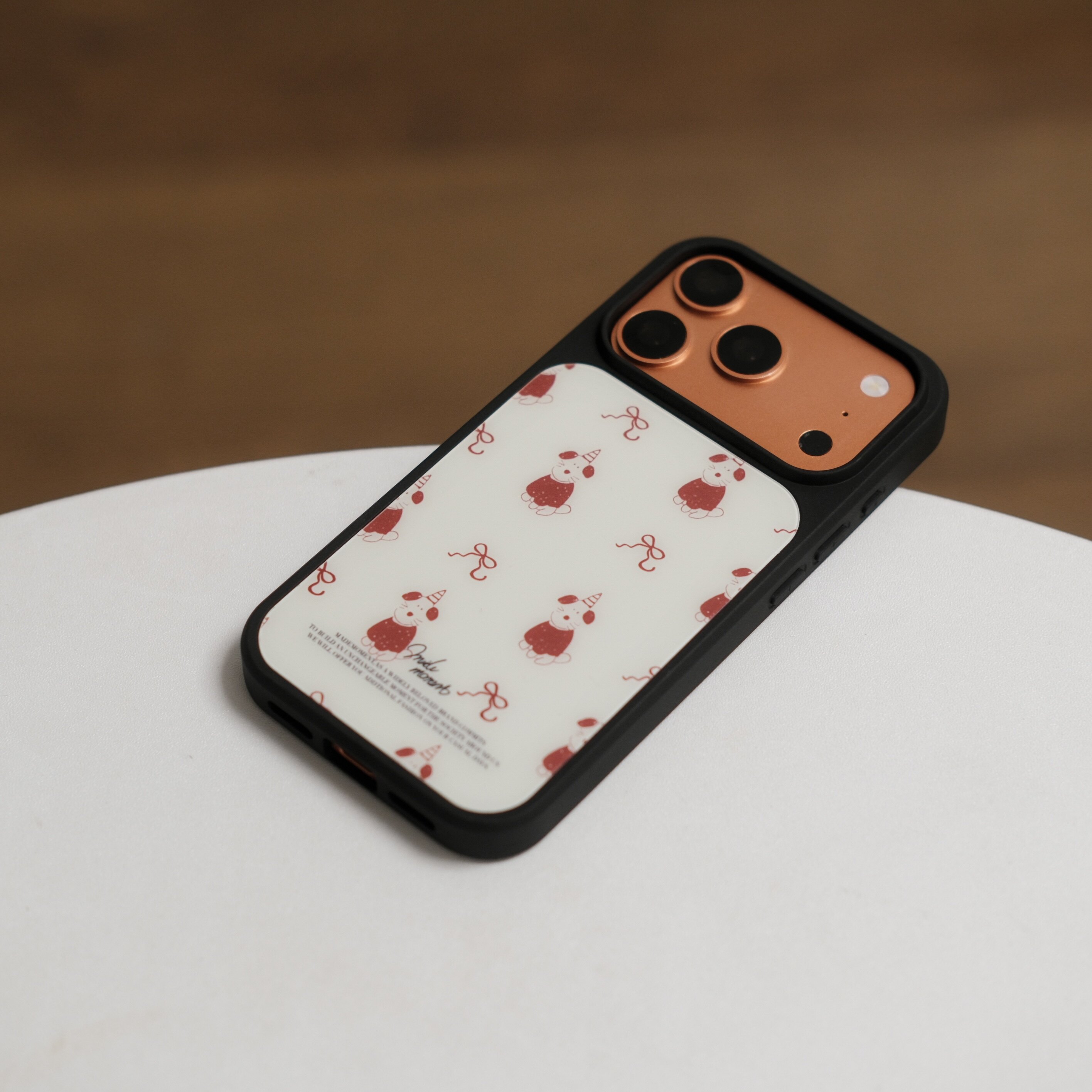 韩国mademoment帽子小狗插画磨砂玻璃磁吸手机壳苹果iPhone17promax手机壳16pro黑框软边15手机壳14pro全包16