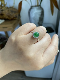 天然缅甸翡翠戒指18k金镶嵌钻石裸石尺寸：7.8 5mm 7.9