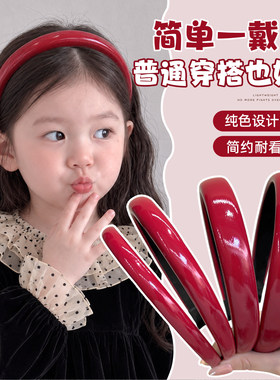 女童不勒头发箍拍照整理碎发