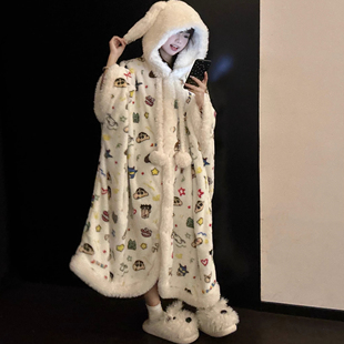 蜡笔小新连帽斗篷睡衣女珊瑚绒加绒加厚秋冬季长款睡袍家居服套装