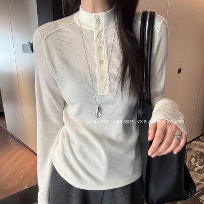 纽扣半高领细羊毛打底衫