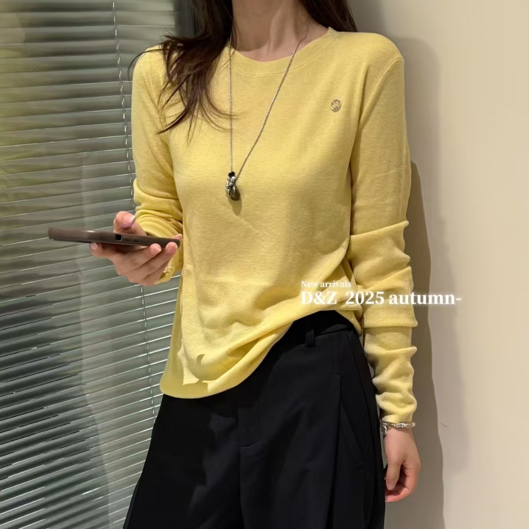 圆领钉标绵羊毛长袖针织衫