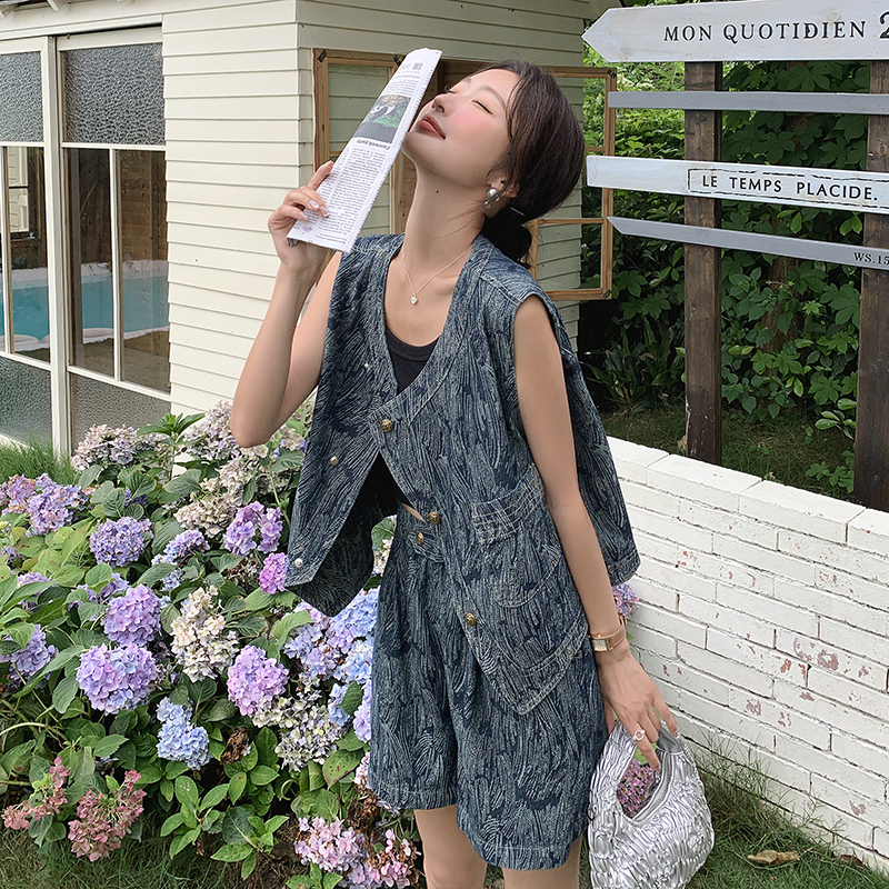 今年流行时尚阔褶牛仔套装女2025夏季新款休闲马甲阔腿短裤两件套