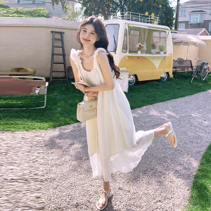 白色设计感背带连衣裙女2025夏季新款气质显瘦纯欲海边度假风裙子