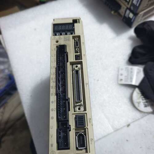 议价YASKAWA安川200W伺服驱动器一个，型号:SGD7S-可维修
