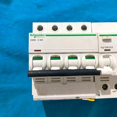 施耐德IC65NC32A原装实物拍摄顺丰到付 可 议价