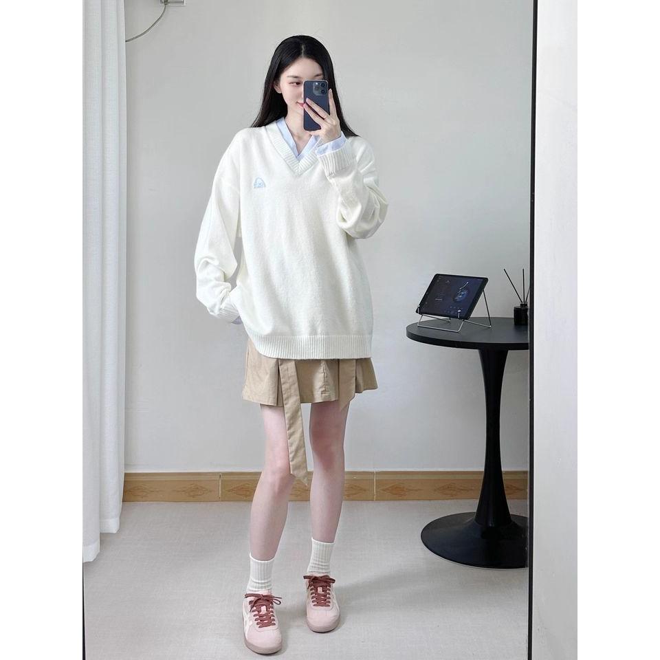 韩系早秋穿搭假两件刺绣v