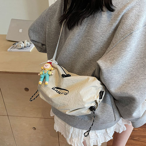 休闲百搭饺子包2025新款气质通勤尼龙日系小众轻便运动斜挎包