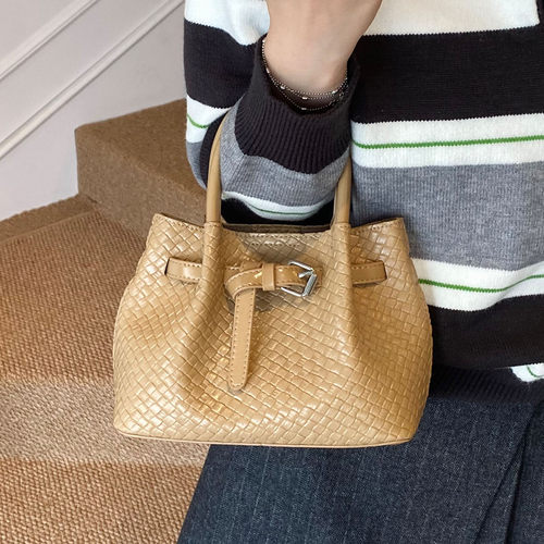 超火通勤简约2025新款女式水桶包时尚百搭单肩斜挎包高级感手提包