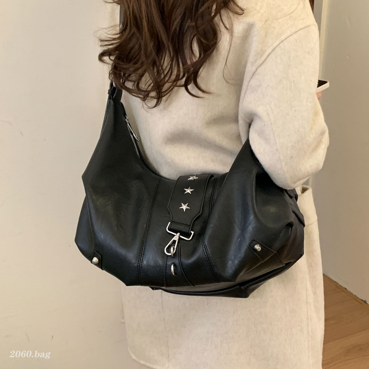 大容量机车饺子包2025冬季新款百搭女韩国休闲时尚潮流斜跨包包