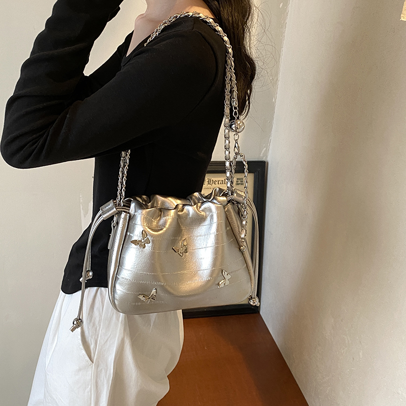时尚高级感束口水桶包女2025夏季新款简约蝴蝶单肩包潮流斜挎女包
