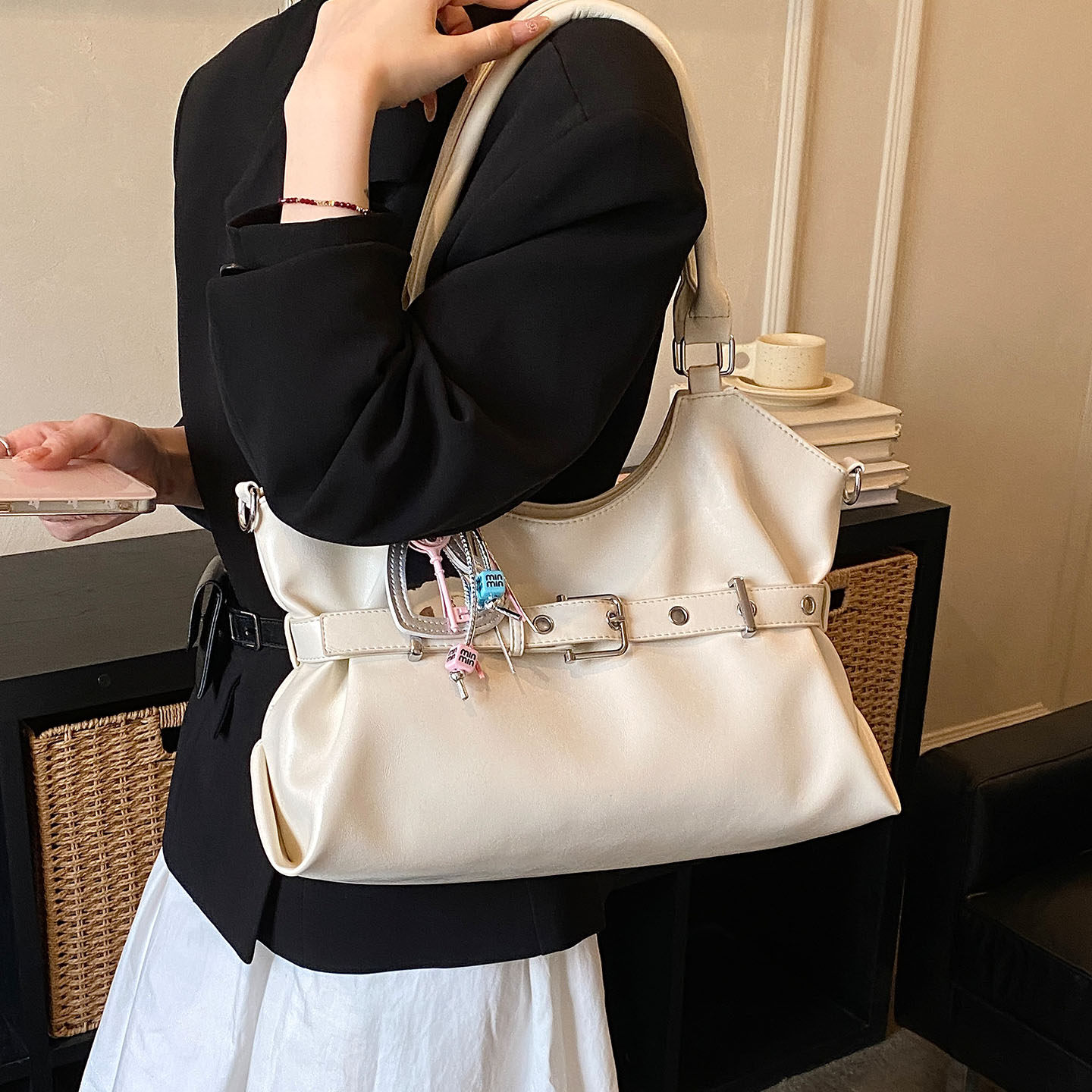 复古机车风手提托特包女2026新款大容量通勤百搭皮带扣单肩斜挎包