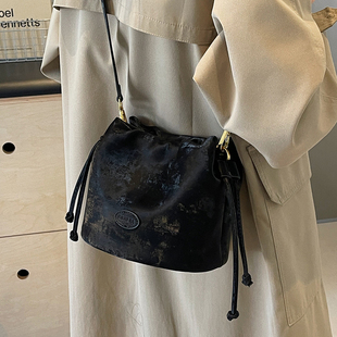 复古时尚 休闲斜挎包 褶皱束口包包女高级感百搭水桶包2025秋冬新款