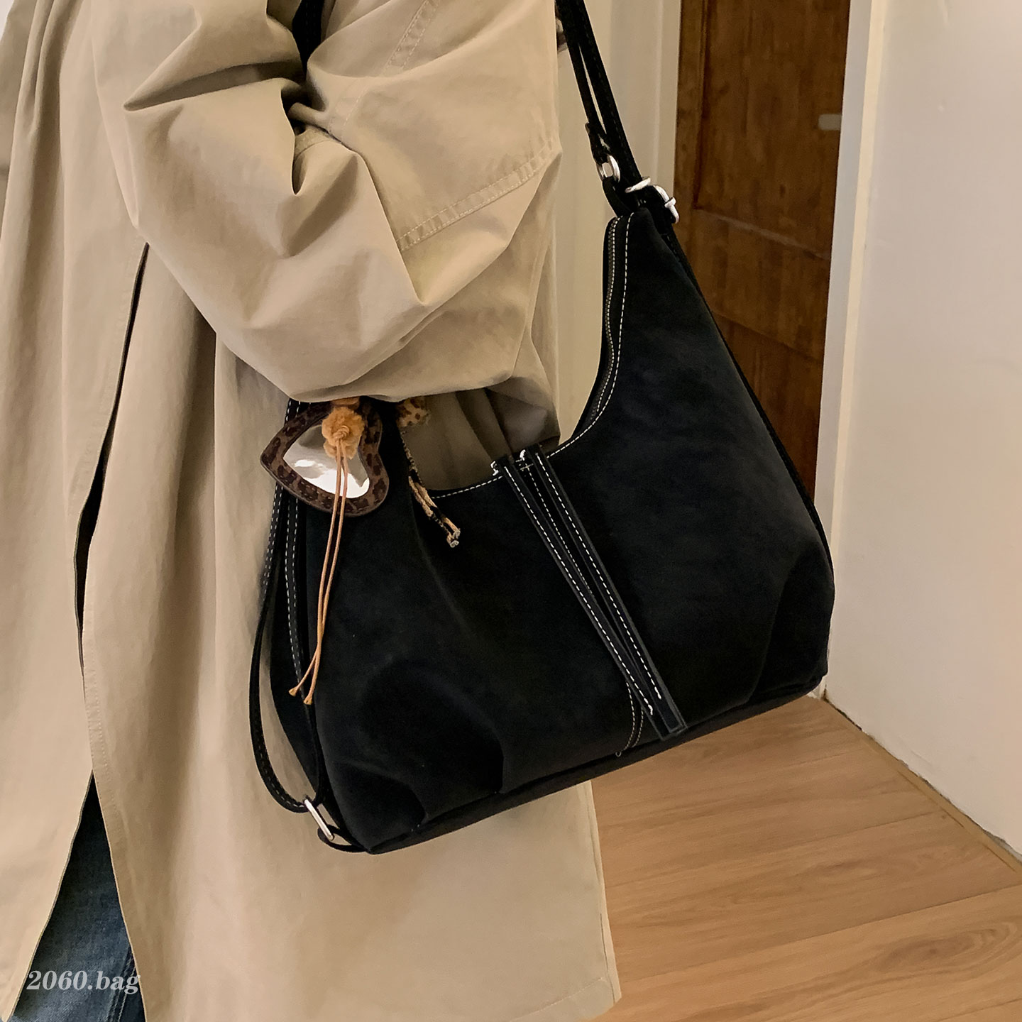 时尚通勤简约百搭双肩包2025新款秋冬单肩包女巨能装复古斜挎包