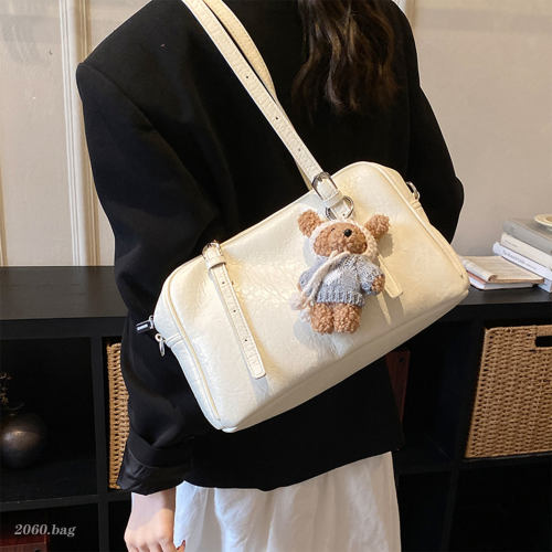 小众设计小熊挂件波士顿包女2026新款通勤单肩包高级感洋气百搭