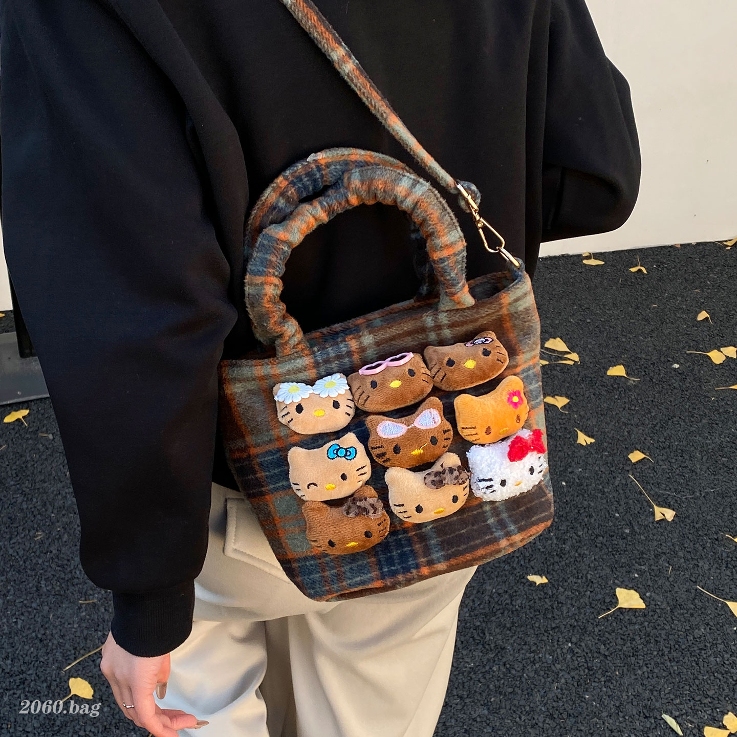 卡通玩偶水桶包女格子呢子手提单肩斜挎包2025新款百搭时尚小众