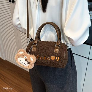 韩风毛绒字母枕头包2025新款女斜挎包冬可爱小熊挂件收纳波士顿包
