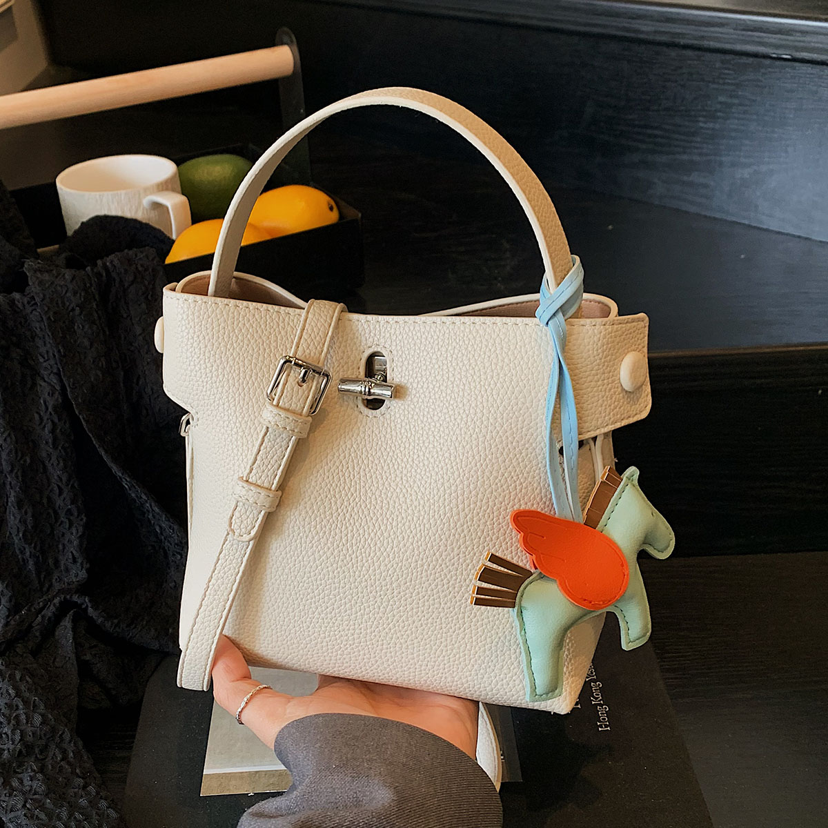 2025款新品上市时尚水桶包