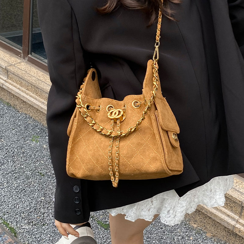 简约通勤水桶包2025新款女秋季麂皮链条复古抽绳单肩包磨砂斜挎包