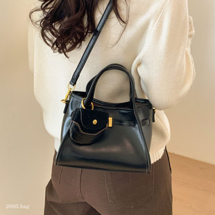 油蜡皮时尚 女秋冬休闲单肩斜跨包包 百搭上班通勤水桶包2025新款