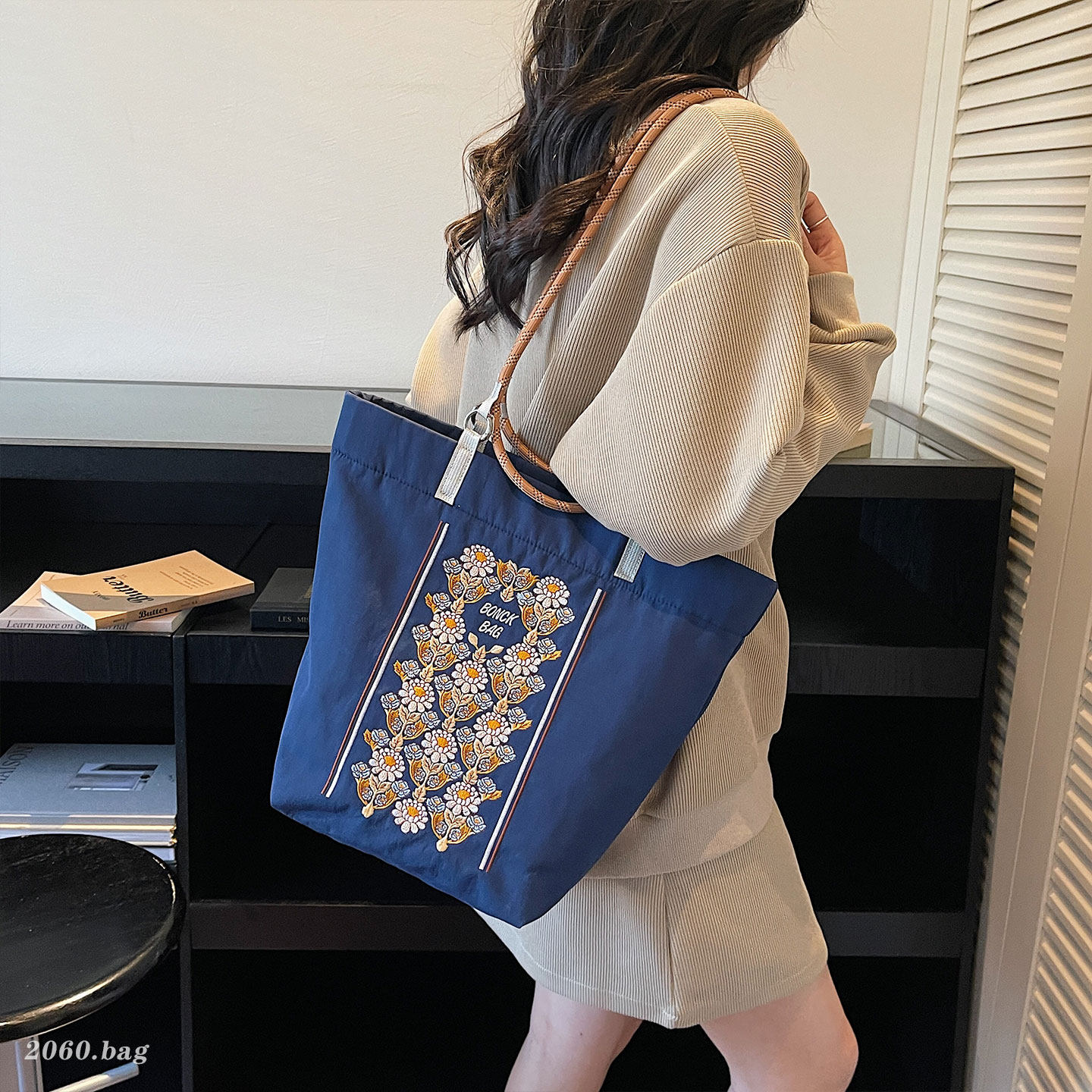 日系刺绣花朵尼龙手提包2026新款女轻奢小众大容量通勤购物水桶包