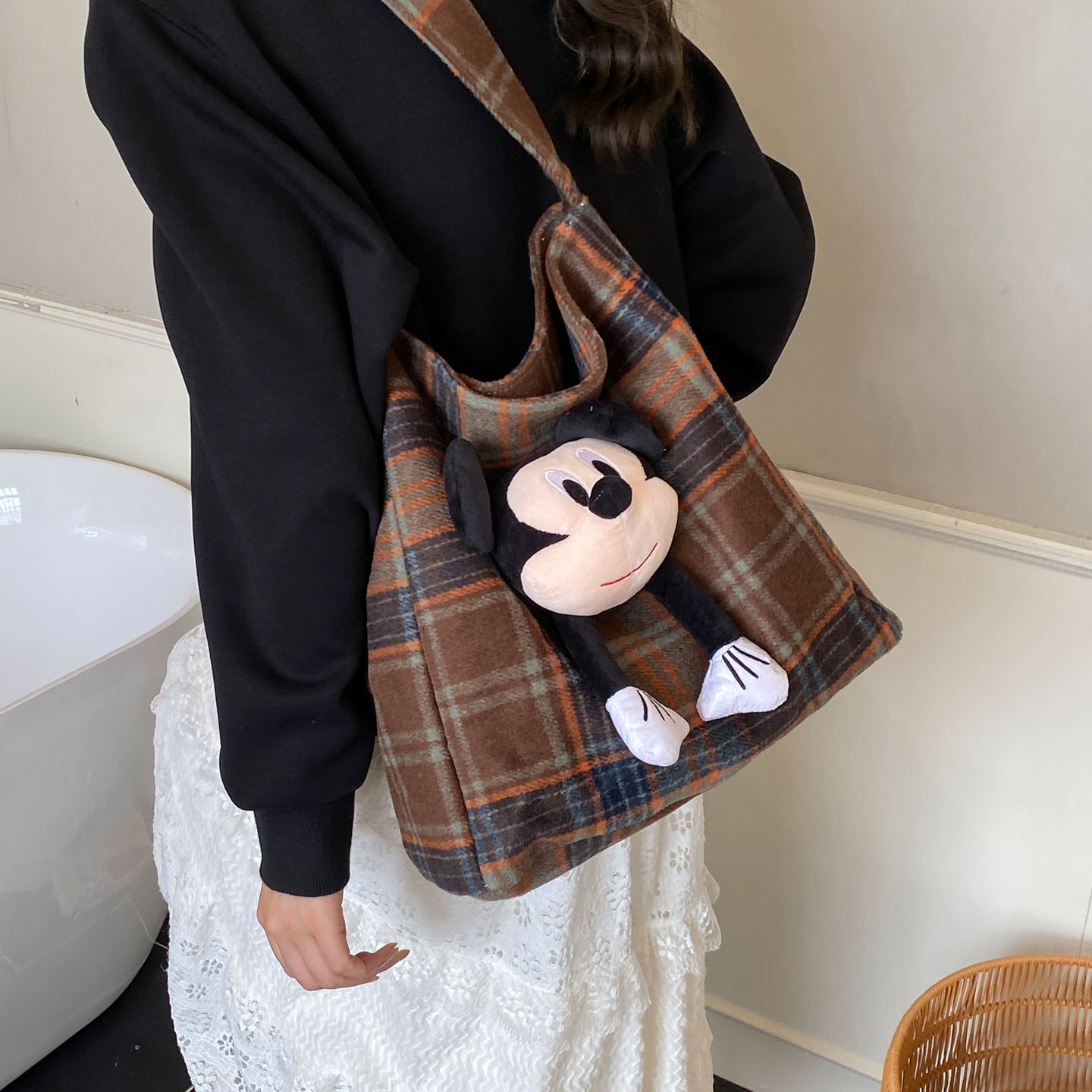 韩版格子大容量卡通玩偶单肩包2025女通勤气质ins百搭潮水桶包包