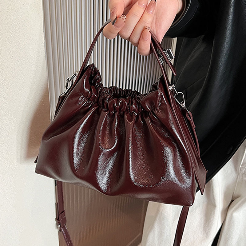 2060手拎时尚褶皱简约水桶包