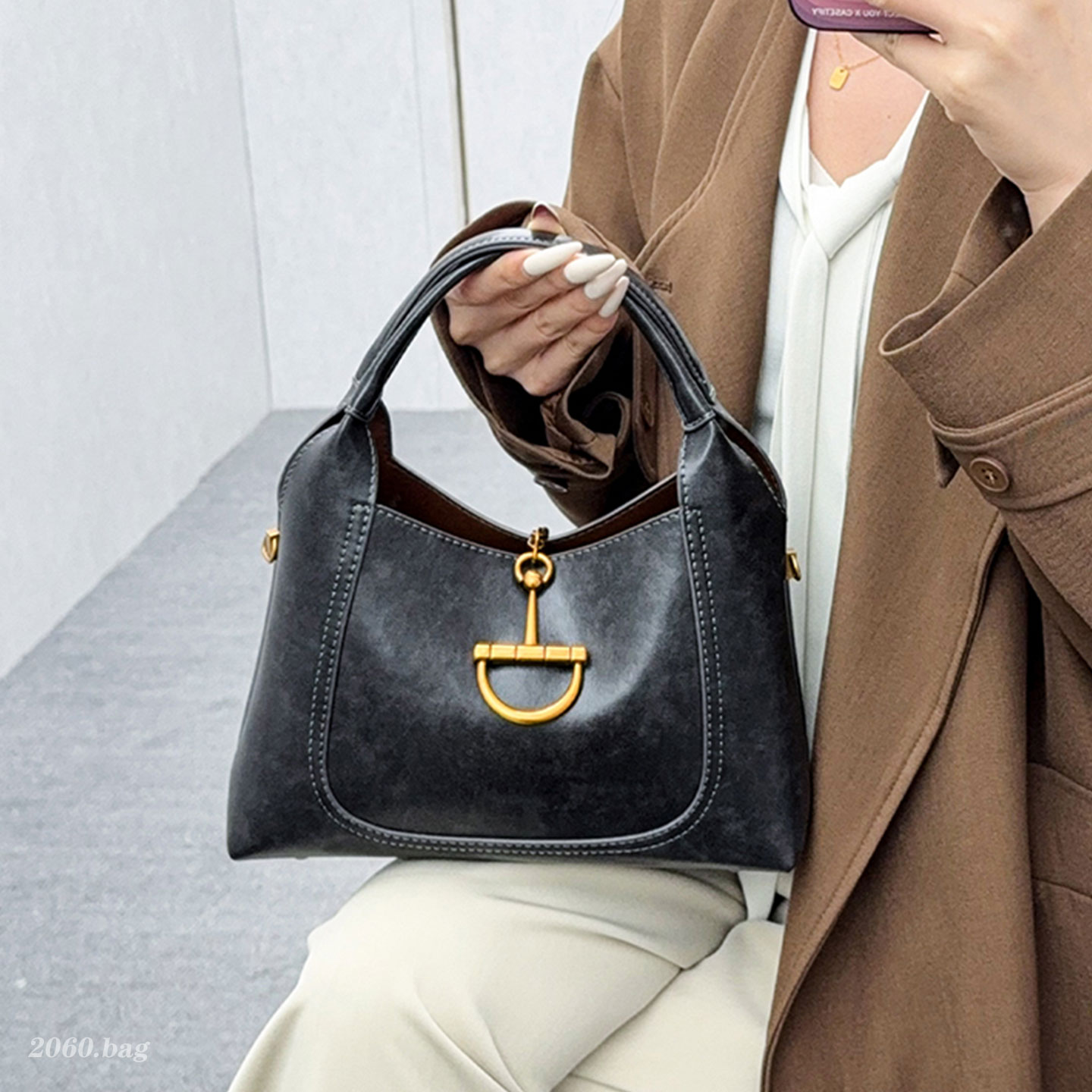 气质高级感皮质时尚精致洋气单肩手提通勤2025秋冬斜挎女式水桶包