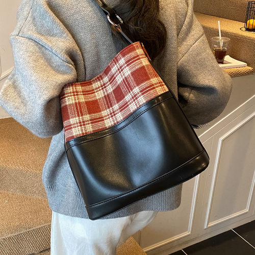 韩版简约格子拼接大容量水桶包包2026简约时尚潮女通勤气质单肩包