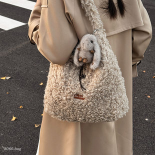 韩系ins慵懒风羊羔毛托特包2025新款女大容量百搭毛绒休闲单肩包