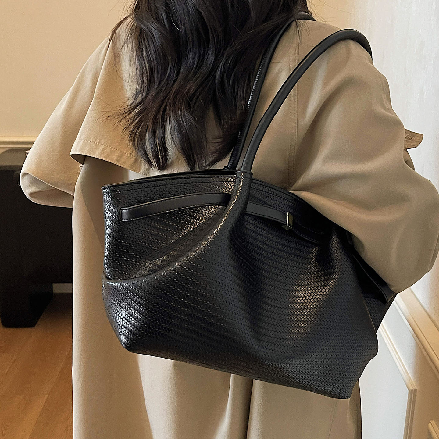 高级感休闲百搭时尚通勤2025年新款水桶包手提腋下包简约托特包