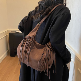 流苏麂皮绒单肩包2025秋季新款大容量通勤高级质感韩版时尚斜挎包