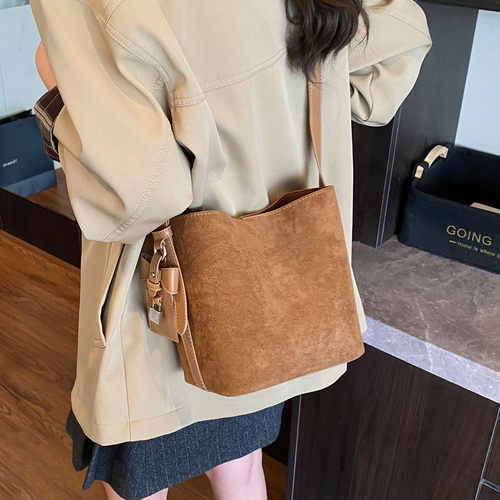 高级感休闲麂皮绒水桶包新款秋季百搭2025女式通勤简约单肩包