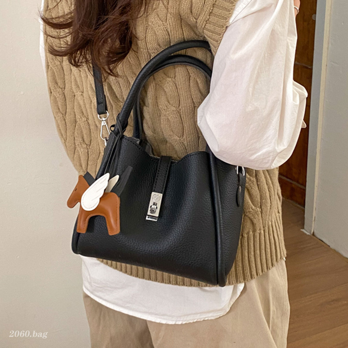 2026新款时尚精致百搭简约休闲气质高级感皮质单肩斜挎手提水桶包,箱包皮具/热销女包/男包,水桶包,淘宝优惠券,粉丝福利购,淘宝优惠卷