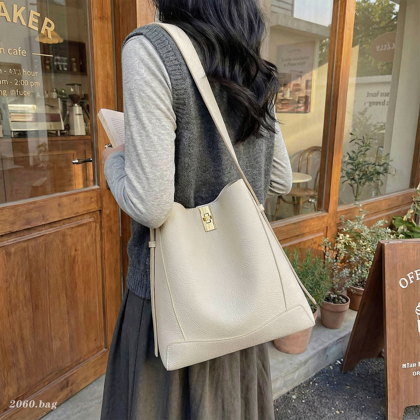 简约风大容量水桶包女2026新款单肩手提包通勤高级感软面纯色包包,箱包皮具/热销女包/男包,水桶包,淘宝优惠券,粉丝福利购,淘宝优惠卷